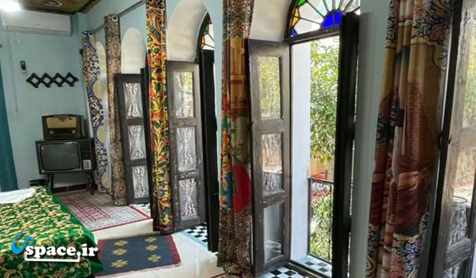 نمای داخلی اتاق آینه اقامتگاه بوم گردی ترنجستان - شیراز